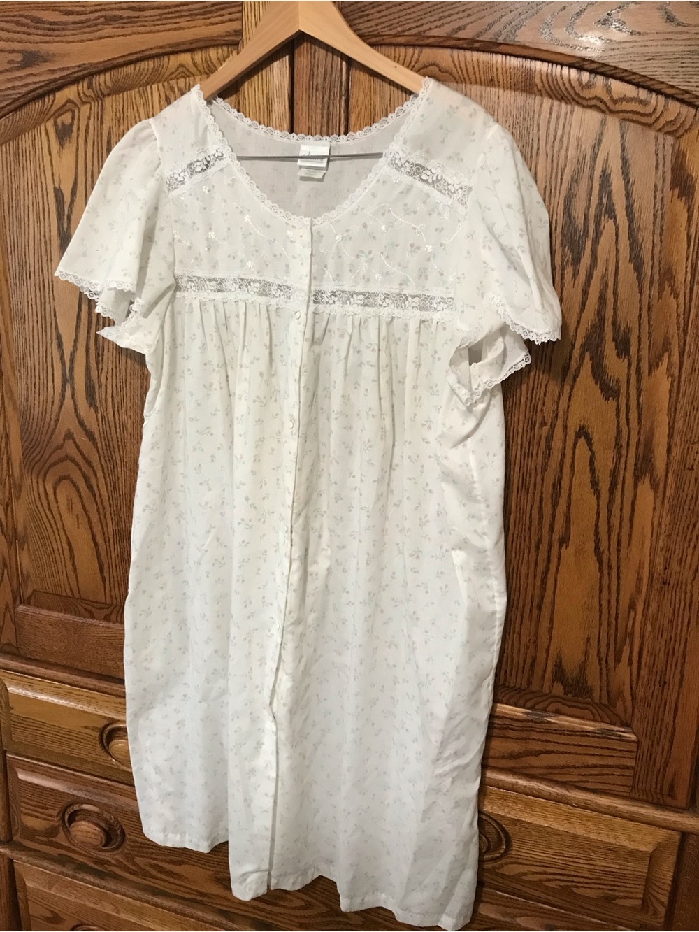 Women’s XL Adonna Vintage Nightgown White and Pink Dainty Flowers Lacy Embroider